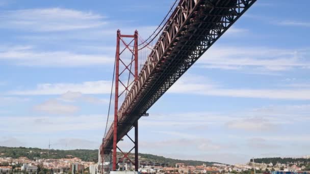 Navegando bajo el puente del 25 de abril sobre el fondo del cielo Lisboa Portugal — Vídeo de stock