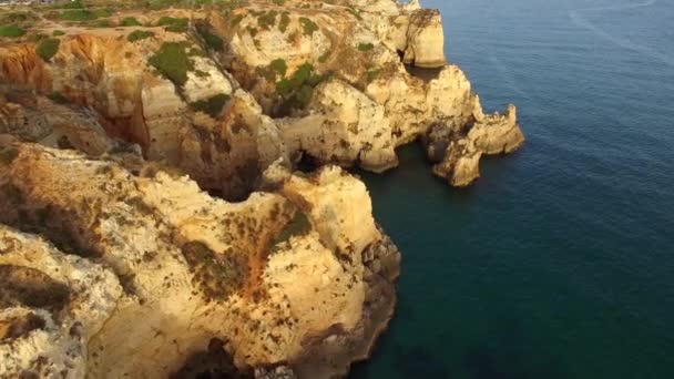 ポンタダピエダデ灯台サンセット、ラゴス、空撮で海の近くの崖の上 — ストック動画