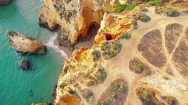 Dalgalar cliff üstten görünüm üzerinde beat