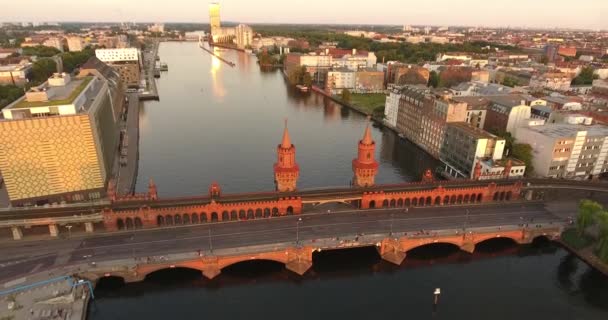 Oberbaum Köprüsü, havadan görünümü Haziran 2016 akşam Berlin'de — Stok video