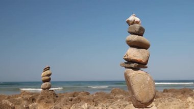 Okyanus bir arka plan üzerinde taş kule