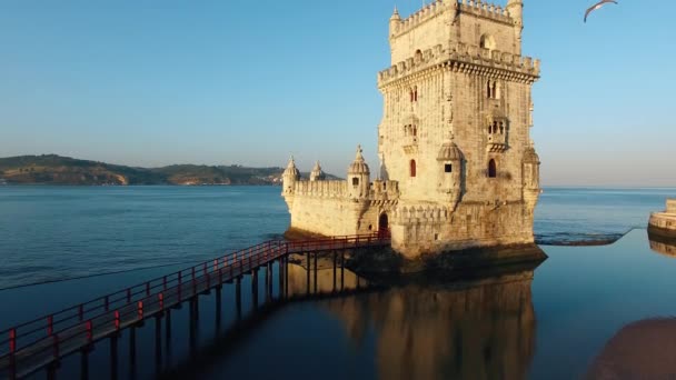 Belém-torony, a reggeli légi nézetet Lisszabon — Stock videók