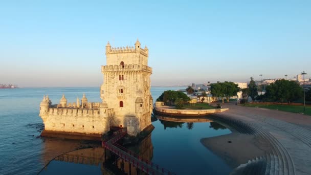 Belem toren in Lissabon luchtfoto ochtend — Stockvideo