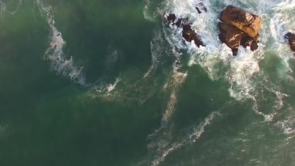 Ondas oceânicas colidem nas rochas vista aérea — Vídeo de Stock