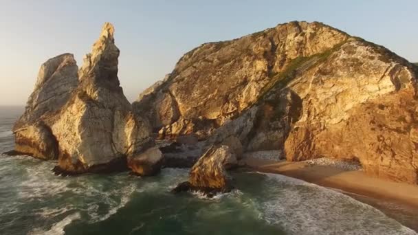 Pantai indah Praia da Ursa saat matahari terbenam pandangan udara — Stok Video