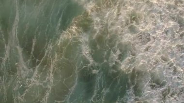 Havadan görünümü akşam, okyanus sıçrama