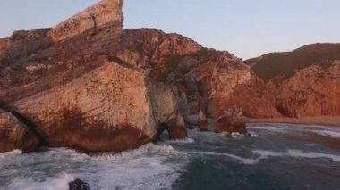 Güzel plaj Praia da Ursa günbatımı havadan görünümü
