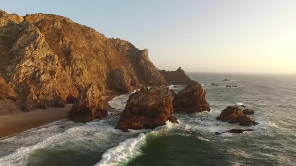 Güzel plaj Praia da Ursa günbatımı havadan görünümü — Stok video