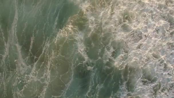 Ozeanplätschern am Abend aus der Luft — Stockvideo
