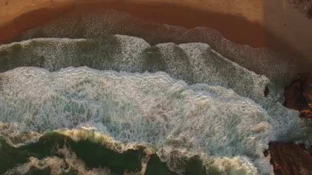 Oceaan golven op een luchtfoto strand — Stockvideo
