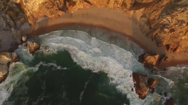 Prachtige strand Praia da Ursa bij zonsondergang luchtfoto — Stockvideo
