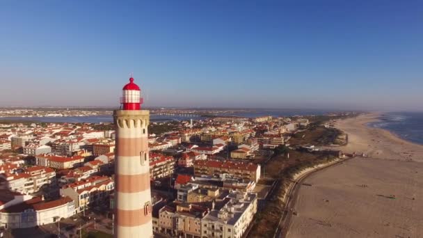Faro en la playa Praia Velha, Barra, Aveiro, Portugal vista aérea — Vídeo de stock