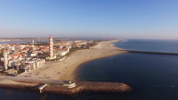 Faro sulla spiaggia Praia Velha, Barra, Aveiro, Portogallo vista aerea — Video Stock