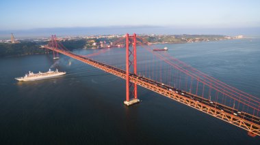 Ponte 25 de Abril Tagus Nehri üzerinde köprü
