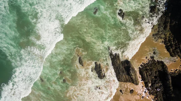 Fale oceanu na kamienistej plaży — Zdjęcie stockowe