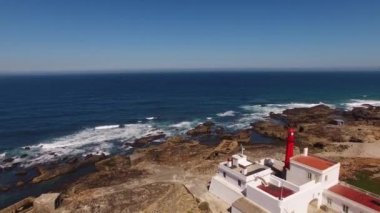 Bir uçurum Atlantik Okyanusu, Sintra, Portekiz Hava görünümünü yakın deniz feneri