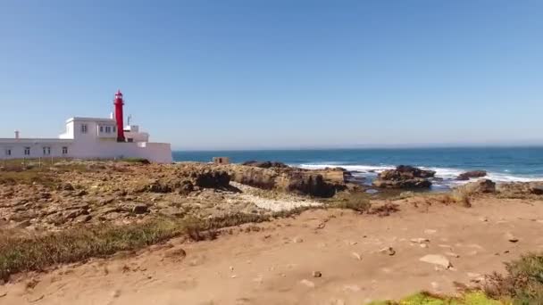 Phare sur une falaise près de l'océan Atlantique, Sintra, Portugal vue aérienne — Video