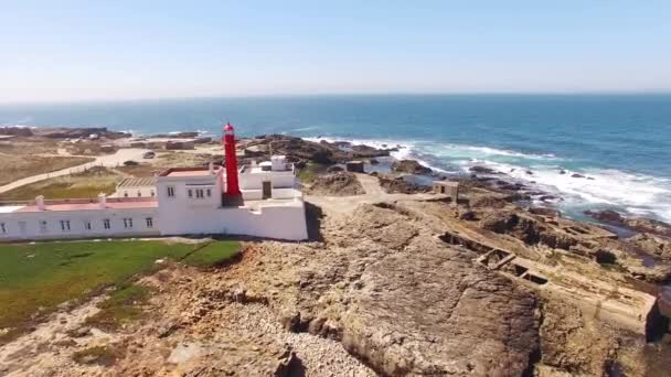 Faro en un acantilado cerca del Océano Atlántico, Sintra, Portugal vista aérea — Vídeo de stock