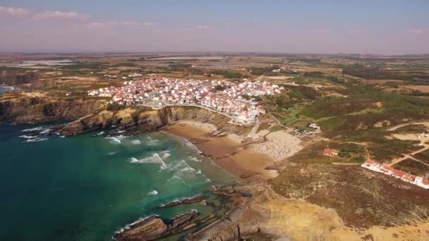 As pessoas descansam na praia naer Zambujeira de Mar, Portugal vista aérea — Vídeo de Stock