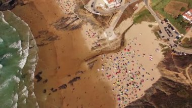 şemsiye altında güneşlenme ve having fun beach havadan görünümü üzerinde insanlar