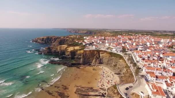 Panoramatický pohled Zambujeira de Mar a pláž s rekreanty lidí, letecký pohled — Stock video