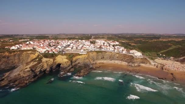 As pessoas descansam na praia naer Zambujeira de Mar, Portugal vista aérea — Vídeo de Stock