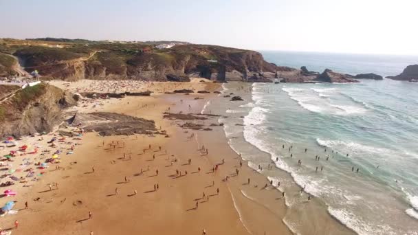 La gente riposa sulla spiaggia naer Zambujeira de Mar, Portogallo vista aerea — Video Stock