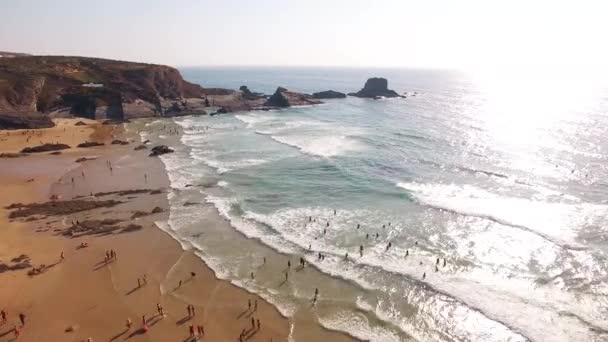 As pessoas relaxam na praia Zambujeira de Mar perto das rochas vista aérea — Vídeo de Stock