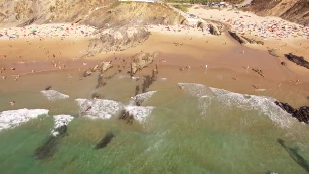 Gente divirtiéndose en una hermosa playa de arena vista aérea — Vídeos de Stock