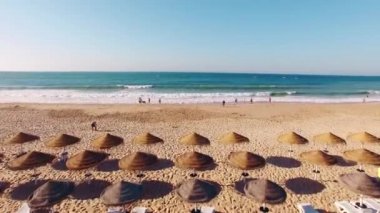 Güneş şemsiyeleri sahilde top havadan görünümü