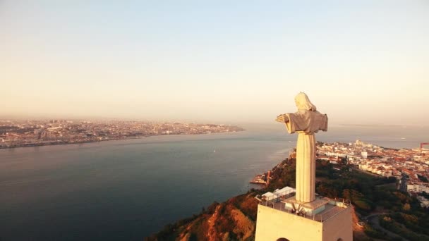 Άγαλμα Χριστού το βασιλιά Cristo Rei Λισαβόνας Almada σε εναέρια θέα στο ηλιοβασίλεμα — Αρχείο Βίντεο