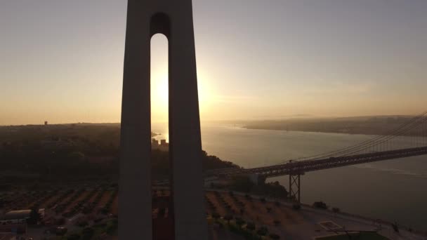 Statue Christ le Roi Cristo Rei Lisbonne Almada au coucher du soleil vue aérienne — Video