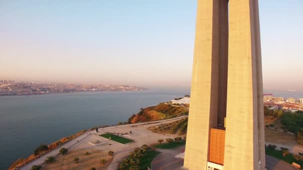 Άγαλμα Χριστού το βασιλιά Cristo Rei Λισαβόνας Almada σε εναέρια θέα στο ηλιοβασίλεμα — Αρχείο Βίντεο