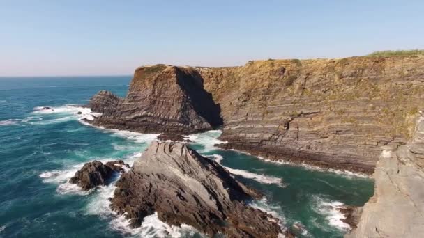 Las olas y el pintoresco acantilado vista aérea Portugal — Vídeos de Stock