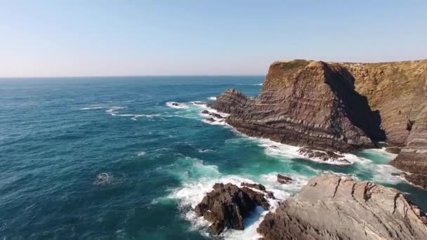 Wellen und die malerische Klippe Luftaufnahme portugal — Stockvideo