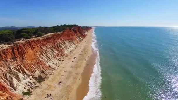 Algarve της Πορτογαλίας oceanside βράχους παραλία εναέρια — Αρχείο Βίντεο