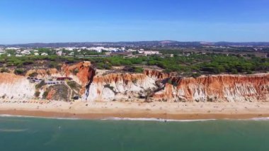 Portekiz Algarve oceanside kayalıklarla plaj hava