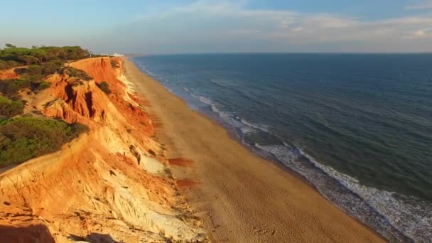 Portugal Algarve atardecer acantilados junto al mar playa aérea — Vídeos de Stock