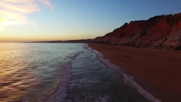 Portugal Algarve solnedgång oceanside klippor beach antenn — Stockvideo