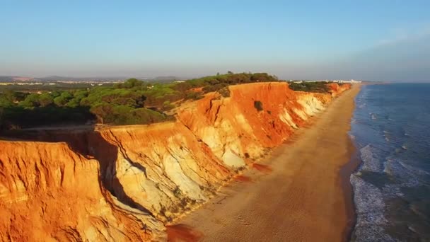 Portugal Algarve sunset oceanside klippen strand luchtfoto — Stockvideo