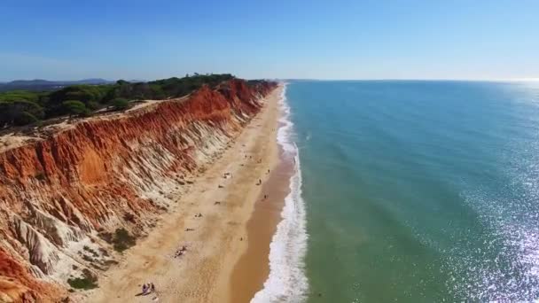 Portugalsko Algarve oceanside útesy pláž letecké — Stock video