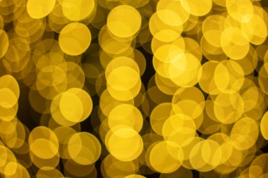 Sığ bir alan derinliğiyle çekilen ılık, parlayan sokak lambaları pürüzsüz bir bokeh etkisi ve gece atmosferi yaratıyor..