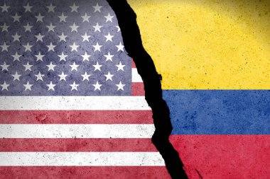 Beton bir duvarda ABD ve Kolombiya bayrağı