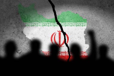Beton duvarda İran bayrağı ve protestocuların gölgeleri var. İran halkı protesto ediyor
