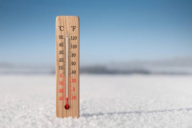 Karda Celsius ve Fahrenheit termometresi. Çevre sıcaklığı eksi 27 derece.