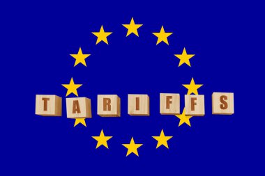 AB haritasında TARIFFS sözcüğüyle tahta bloklar. Ticaret, görev, gümrük ve gümrük vergisi savaşı