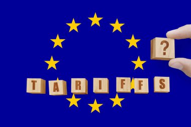 AB haritasında TARIFFS sözcüğüyle tahta bloklar. Ticaret, görev, gümrük ve gümrük vergisi savaşı