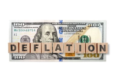 Tahta küpleri ve kelime dağarcığı olan bir Amerikan bayrağına 100 dolar. ABD ticaret, görev, gümrük ve gümrük vergileri savaşı. Ekonomik enflasyon, deflasyon veya durgun enflasyon