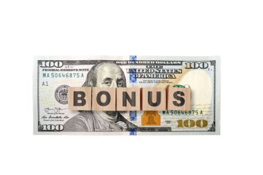 Beyaz arka planda tahtadan küplerle ve BONUS sözcüğüyle 100 dolarlık banknot.