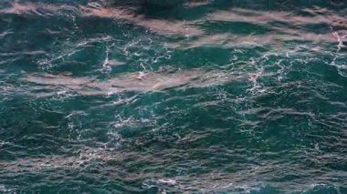 Akdeniz 'in turkuaz suyu Mallorca kıyısı boyunca köpürüyor. Huzurlu sahil sahnesi seyahat, doğa, rahatlama, arka plan görüntüleri için ideal.